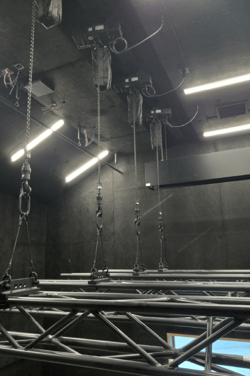 Théâtre de la Vieille Forge — moteurs Liftket et ponts de levage SHOWSDT